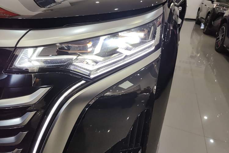 Used Denza D9 2025 DM-i Intelligent Drive 1020 Four-Wheel Drive Flagship Model
