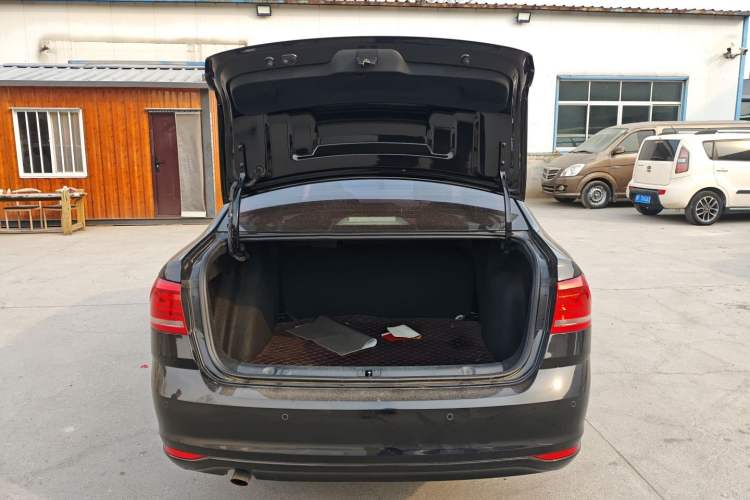 Used Volkswagen Lavida 2017 1.6L Manual Fashion Edition