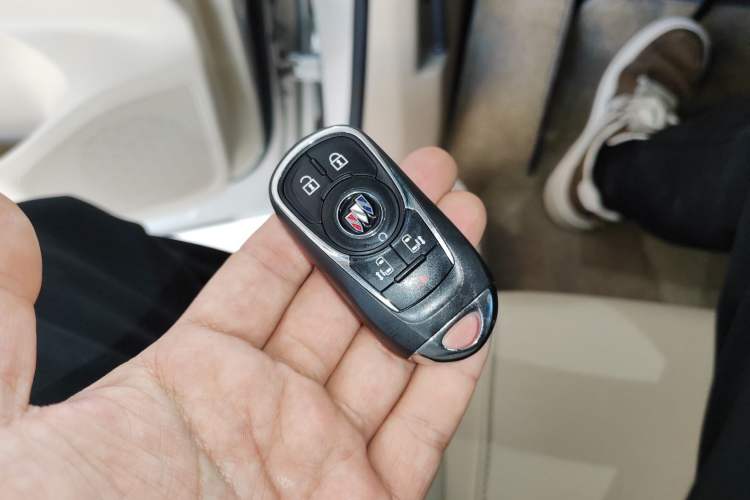 Used Buick GL8 2022 ES Landtrek 653T Luxury Edition