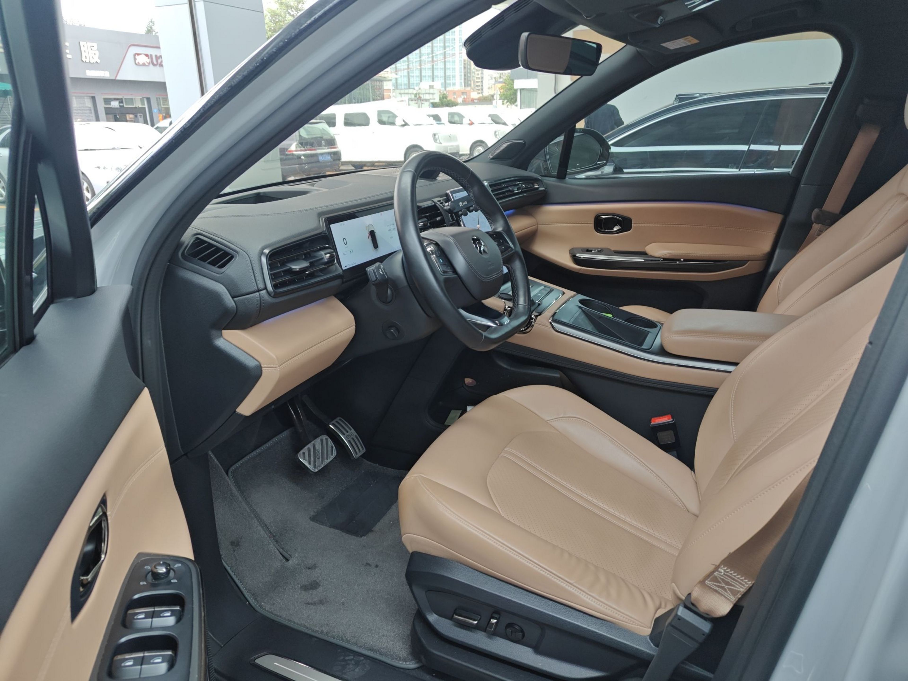 المقاعد الأمامية داخل السيارة