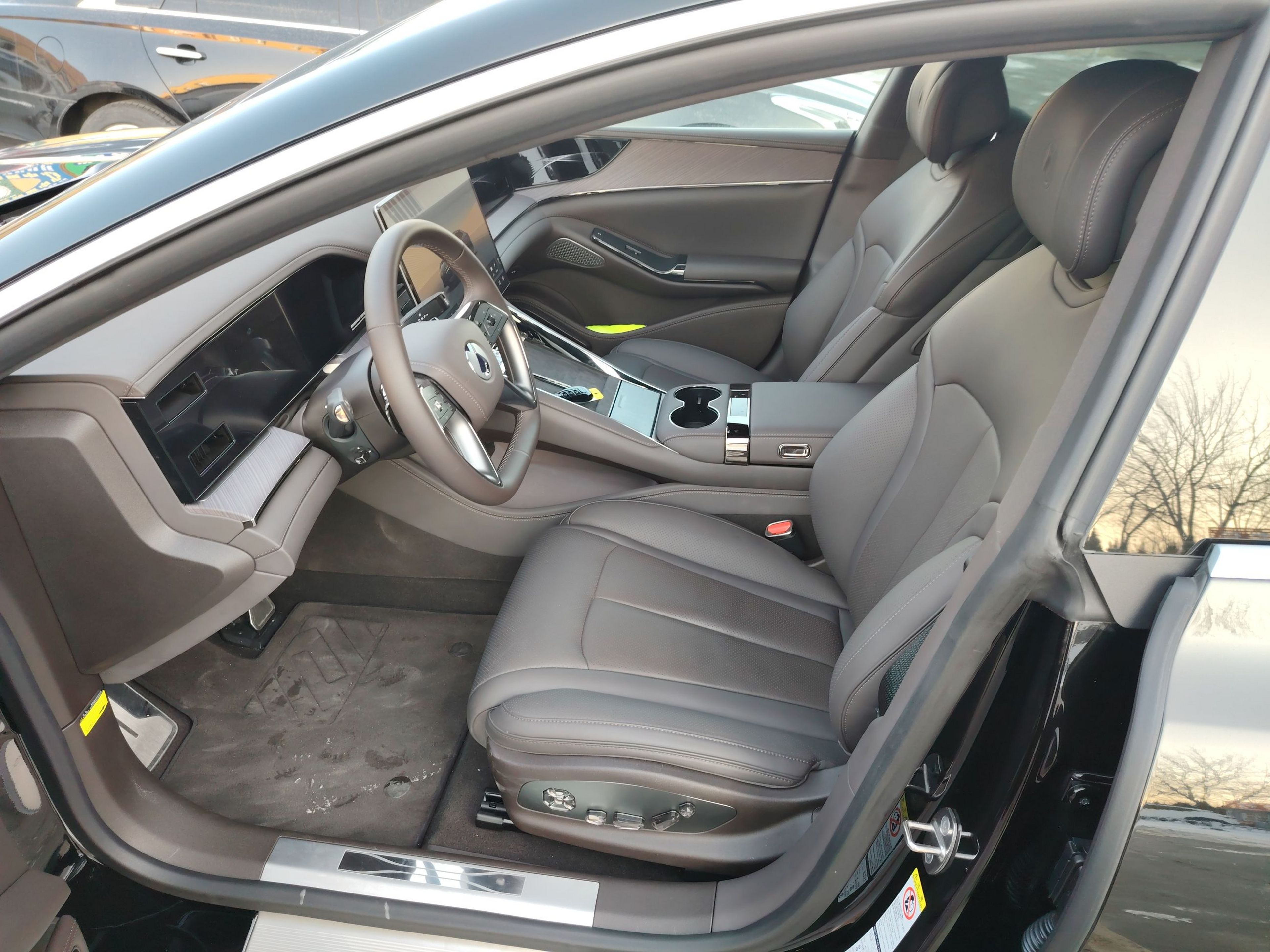 Переднее сиденье в автомобиле