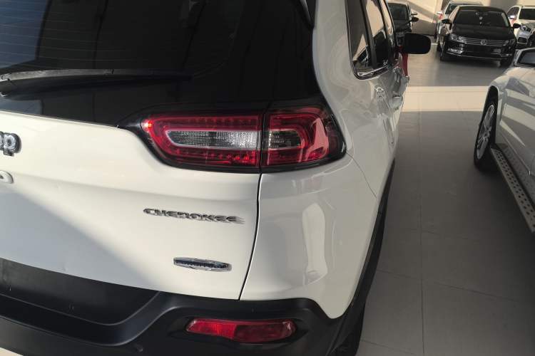 Used  Cherokee 2017 2.0L Superior Edition