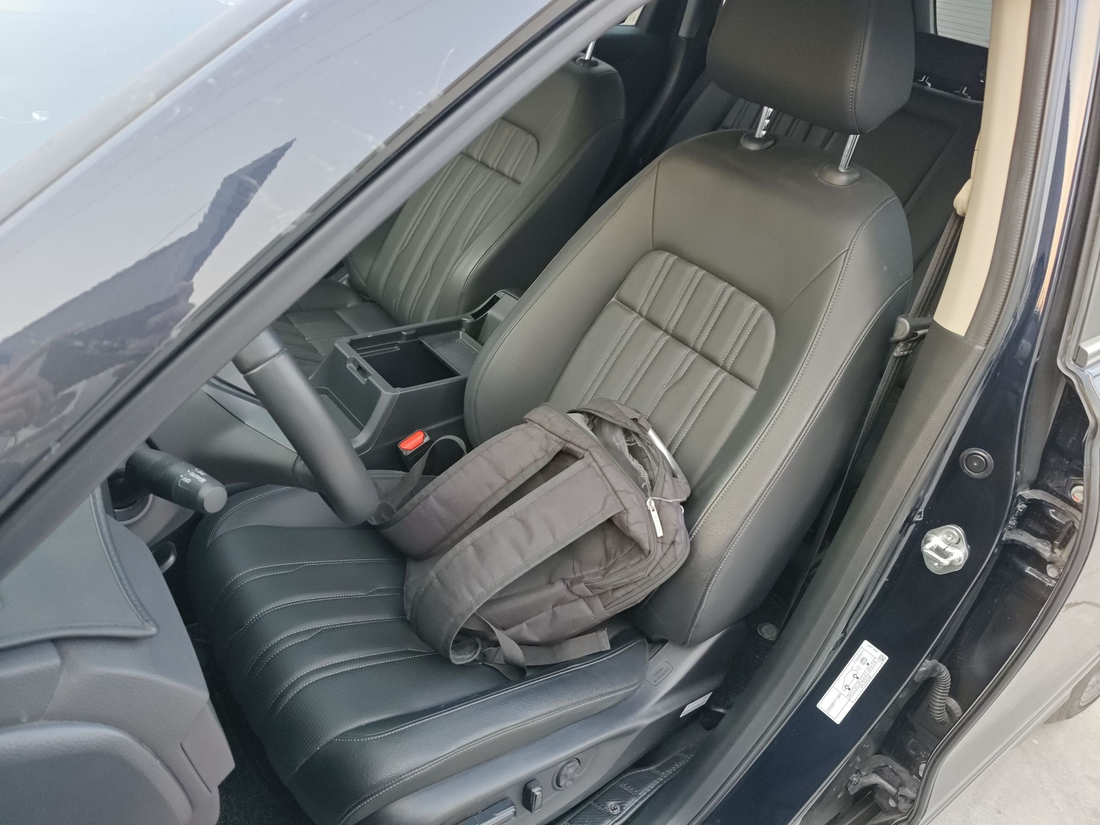 المقاعد الأمامية داخل السيارة