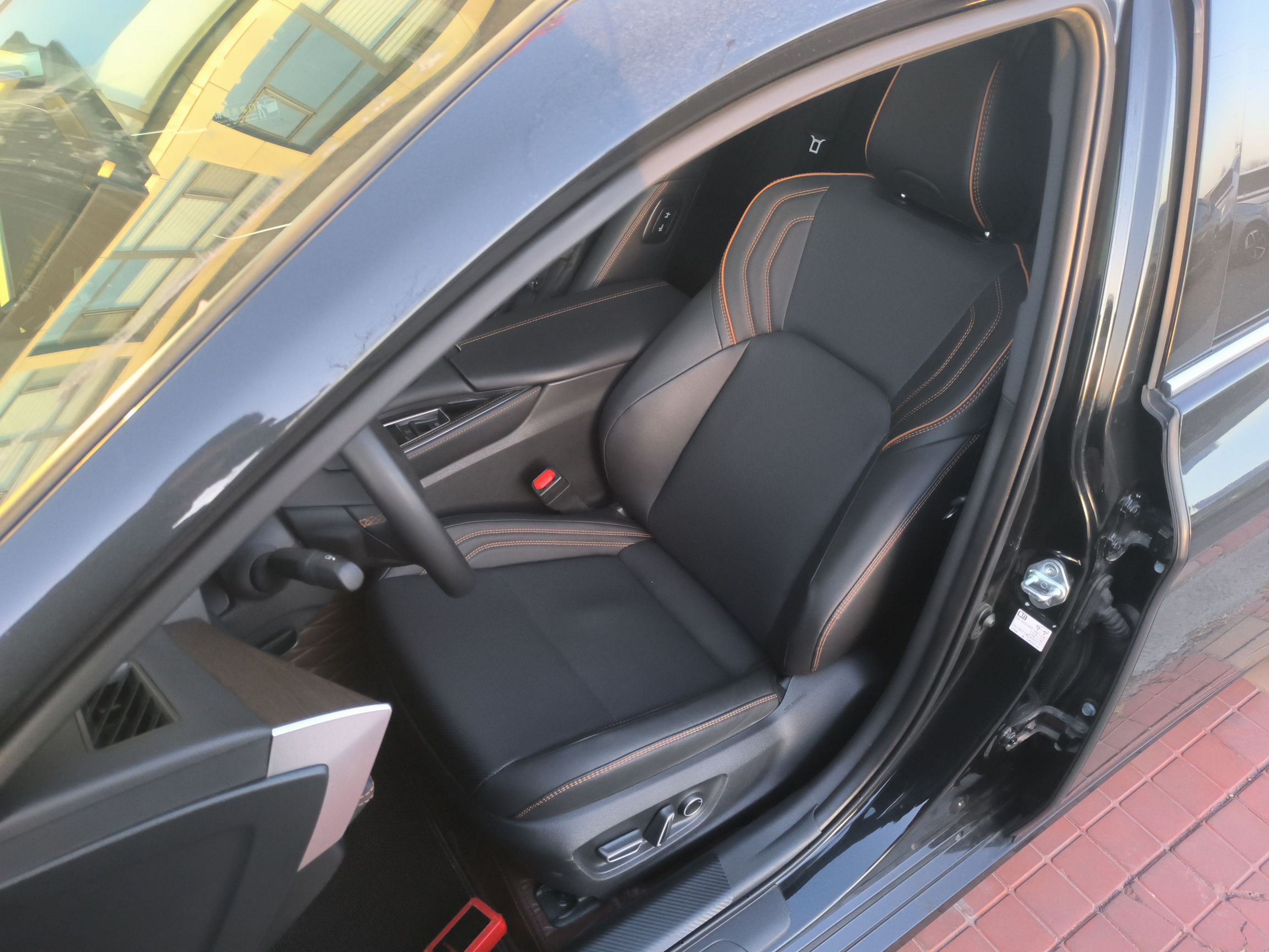 Переднее сиденье в автомобиле