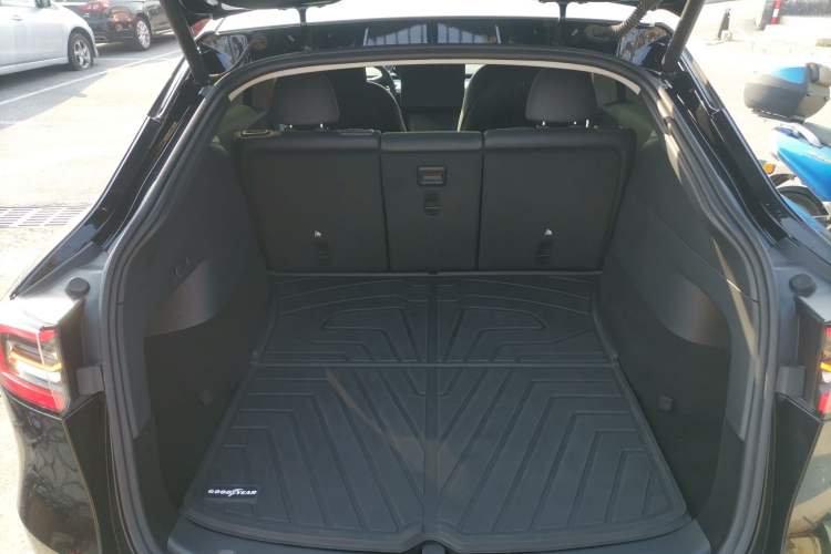 Used Tesla Model Y 2023 Long-Range All-Wheel-Drive Version