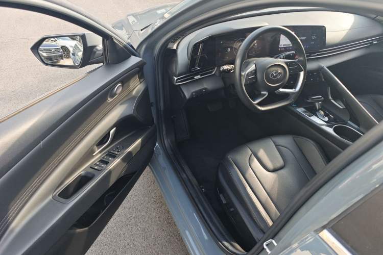 Used Hyundai Elantra 2021 1.5L CVT LUX Prestige Edition
