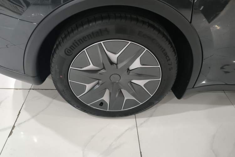 Used Tesla Model Y L 2025 Long-Range All-Wheel-Drive Version
