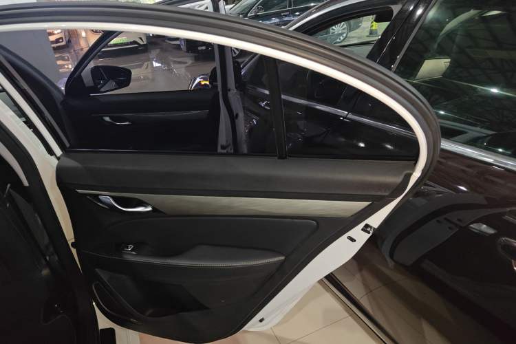 Used Geely Auto Emgrand 2019 Leading Edition 1.5L CVT Luxury Model China VI Standard
