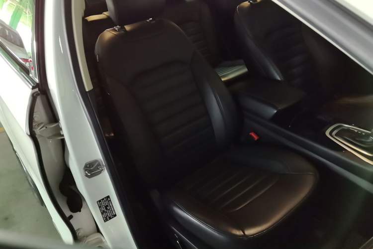 Used Ford Edge 2015 2.0T GTDi Two-Wheel-Drive High-Line Version