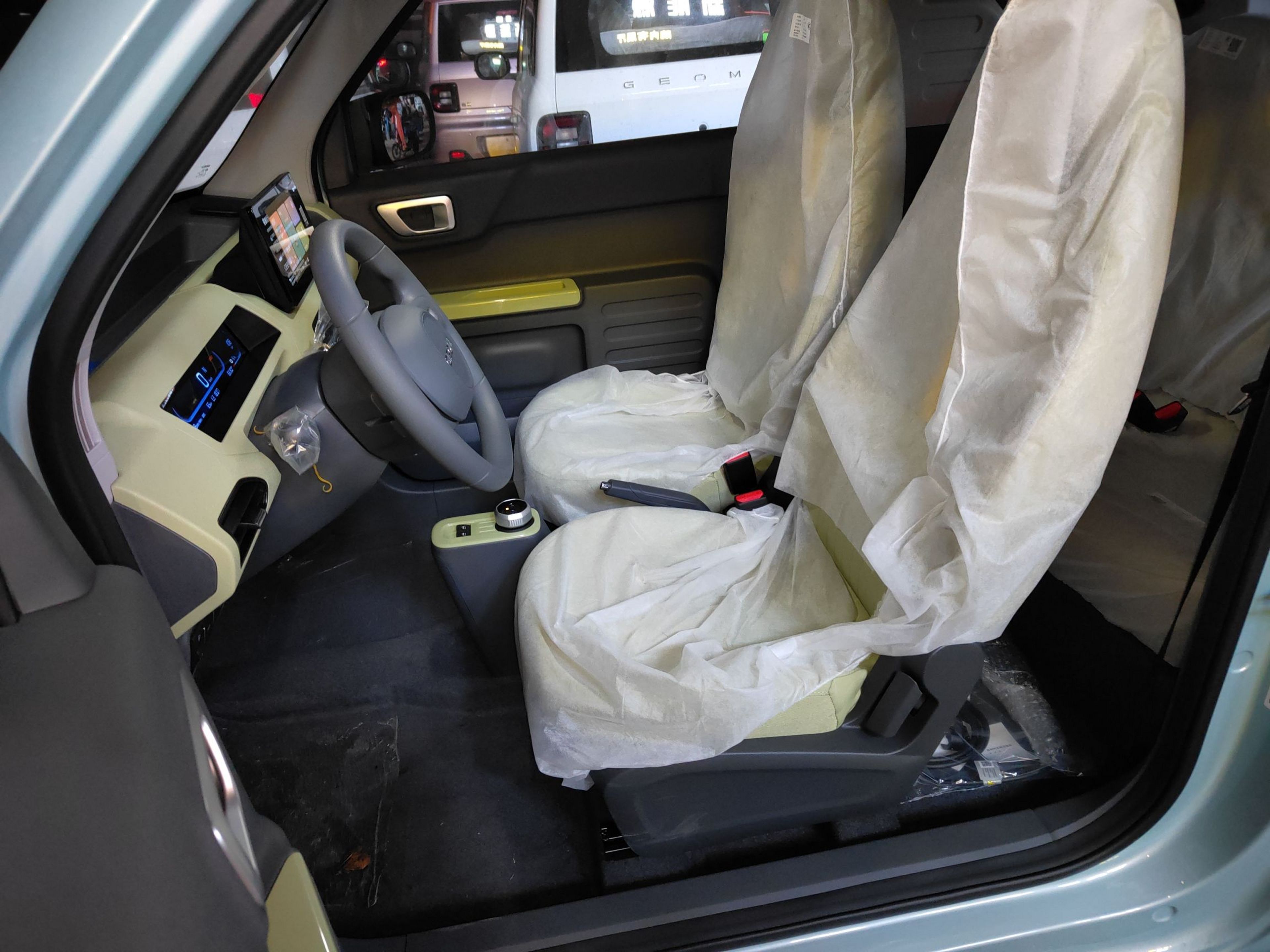 المقاعد الأمامية داخل السيارة