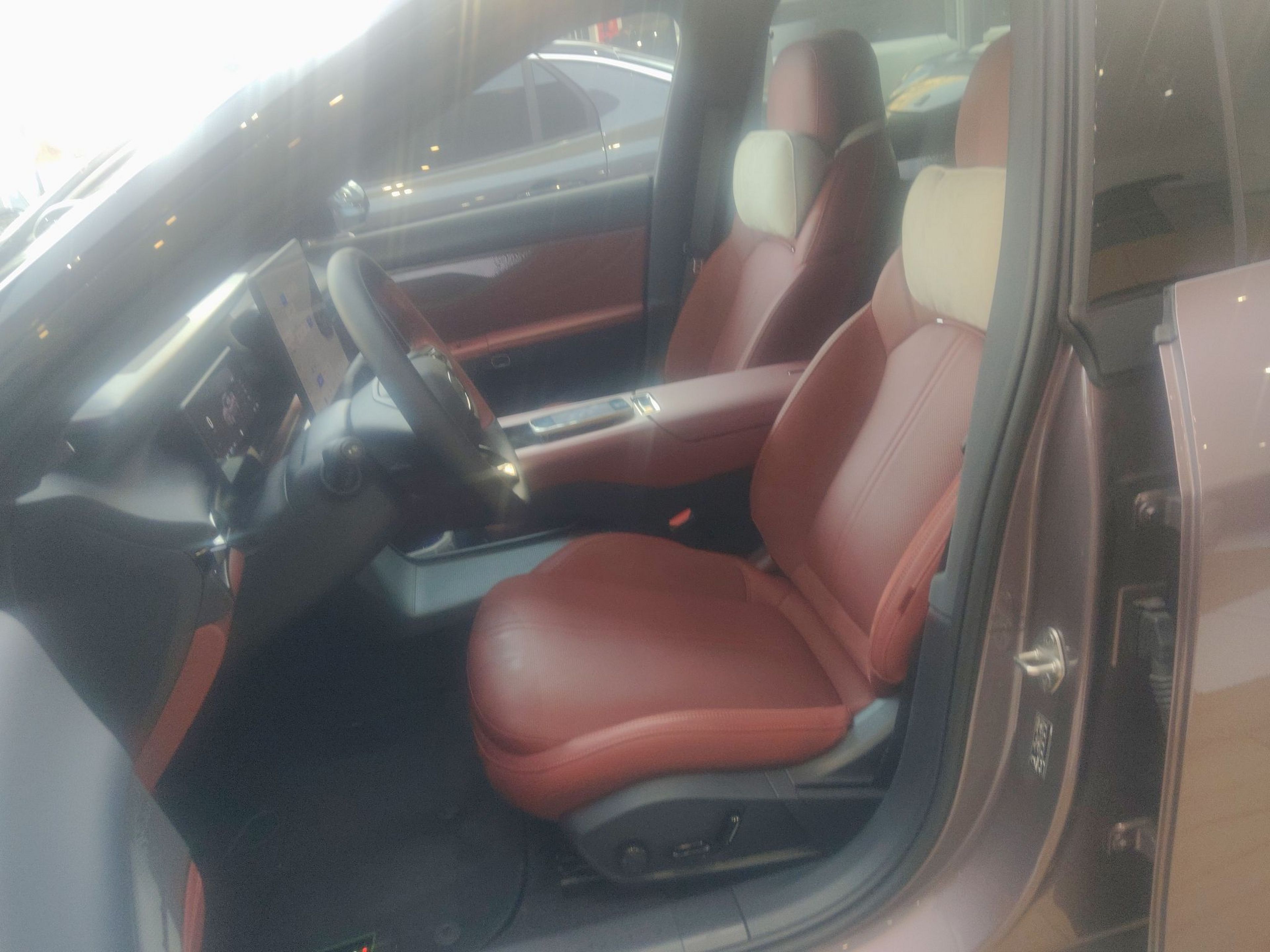 المقاعد الأمامية داخل السيارة