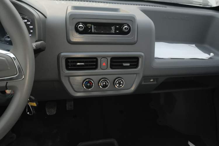 Used Wuling Yangguang 2024 300KM Comfort Version Passenger Van 75kW
