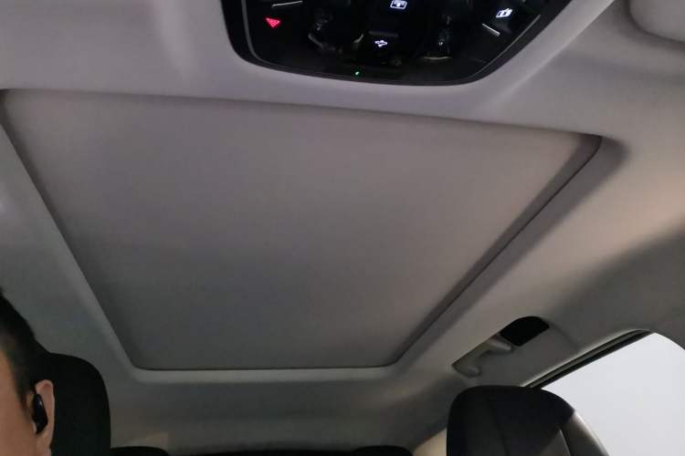 Used  Lingyun 2024 300T Two-Wheel Drive Starlight Edition
