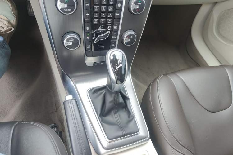 Used Volvo V40 2016 T3 Zhiyi Edition
