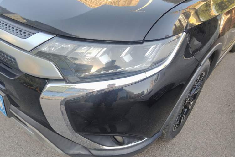 Used Mitsubishi Outlander 2019 2.4L 4x4 Zhi Xiang Edition 5 Seats China V Emission Standard
