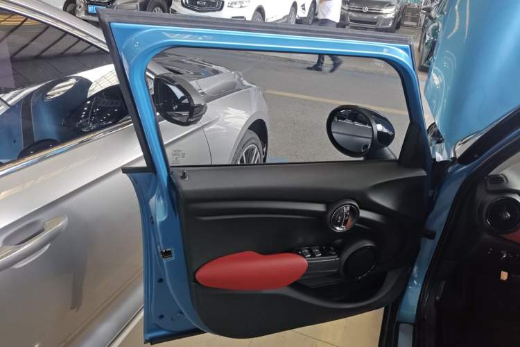 Used  MINI 2015 1.5T COOPER Fun Five-Door Edition
