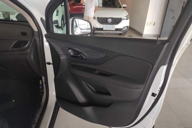 Used Buick Encore 2018 18T Automatic Two-Wheel Drive Urban Fashion Model
