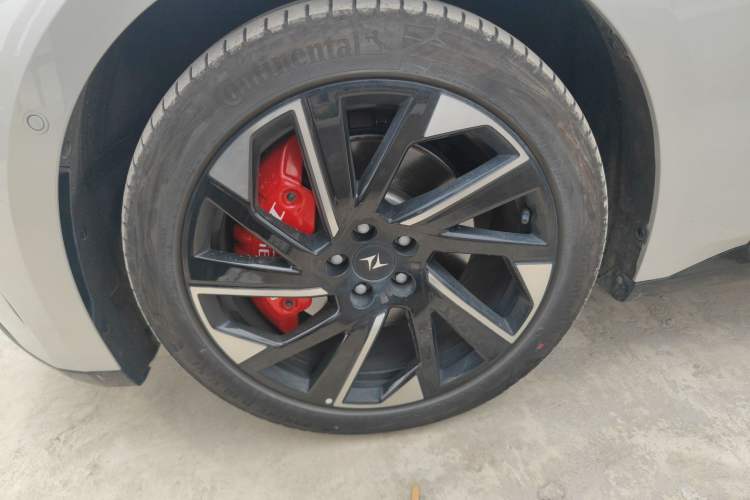 Used  eπ007 2024 540 All-Wheel Drive Pro Edition