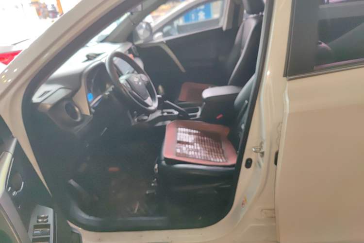 Used Toyota RAV4 2016 2.0L CVT Two-Wheel Drive Fashion Edition China V Standard
