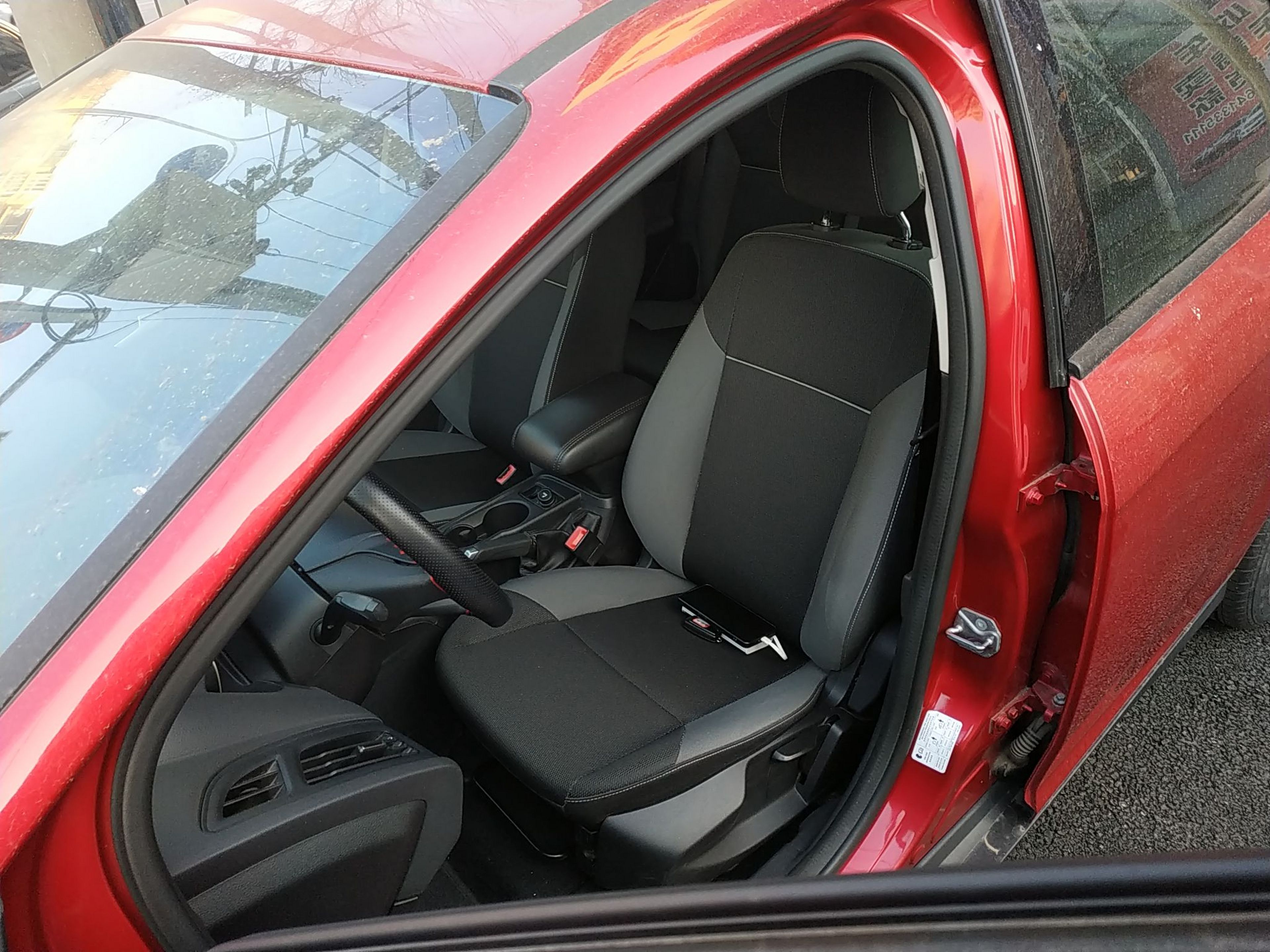 المقاعد الأمامية داخل السيارة