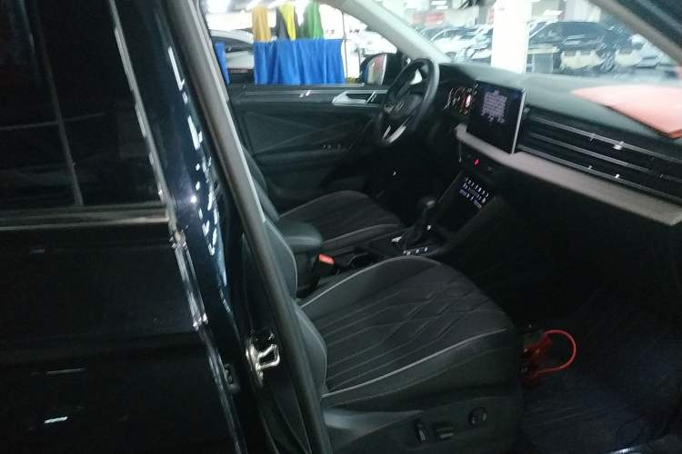 Used Volkswagen Tiguan L 2023 330TSI Automatic Two-Wheel Drive R-Line Enjoyment Edition
