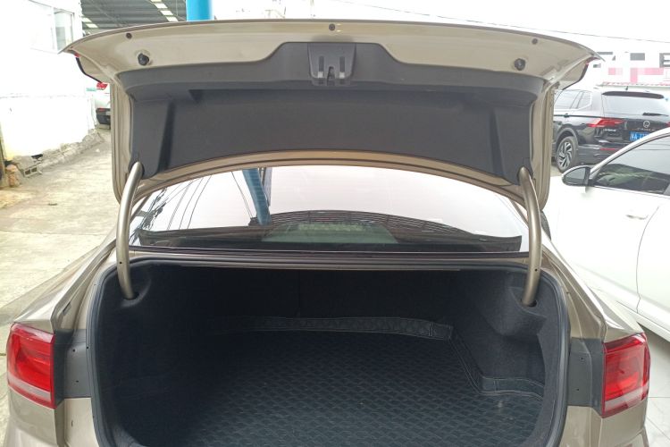 Used Volkswagen Lamando 2015 280TSI DSG Luxury Edition
