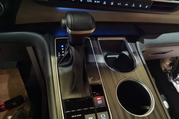 Used Toyota Granvia 2022 2.5L Hybrid Prestige Edition