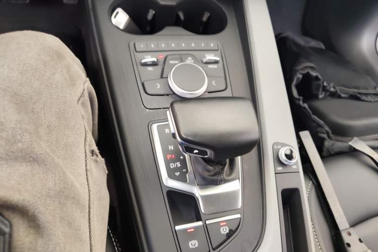 Used Audi A4L 2017 Plus 40 TFSI Ambition Model

