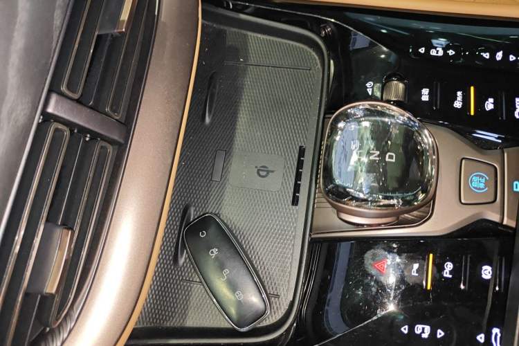 Used Denza D9 2022 DM-i 970 Four-Wheel Drive Flagship Model
