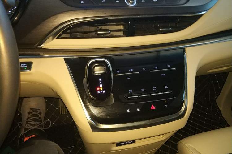 Used Buick GL8 2023 Facelifted Land Cruiser Executive Luxury Version
