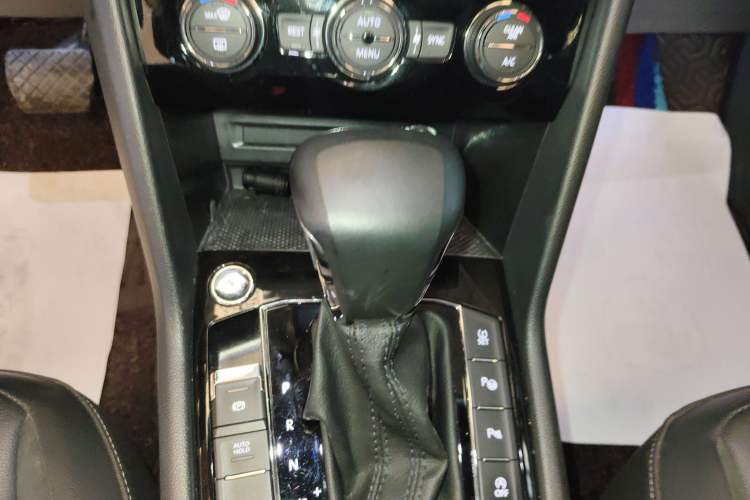 Used Volkswagen Tiguan L 2019 Revised 330TSI Automatic Two-Wheel Drive Smart & Luxury Edition China VI Standard
