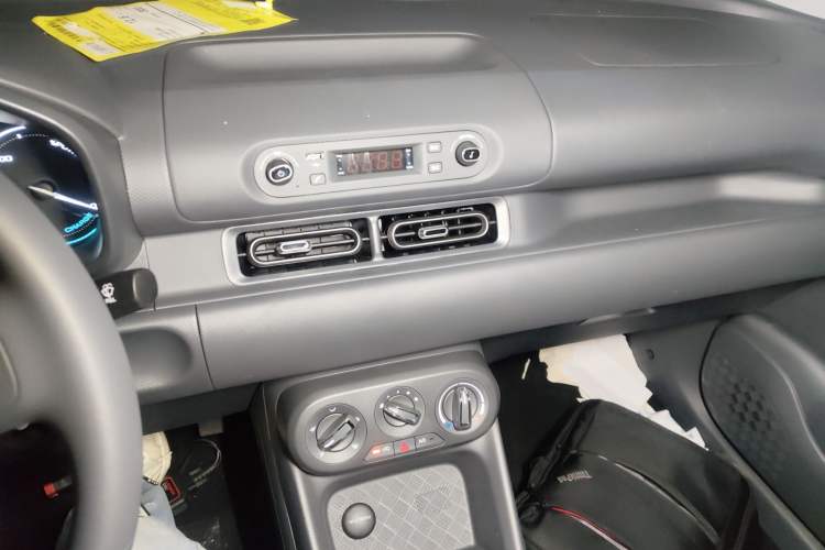 Used Wuling Hongguang New Energy 2024 All-Electric Model 300KM Practical Version
