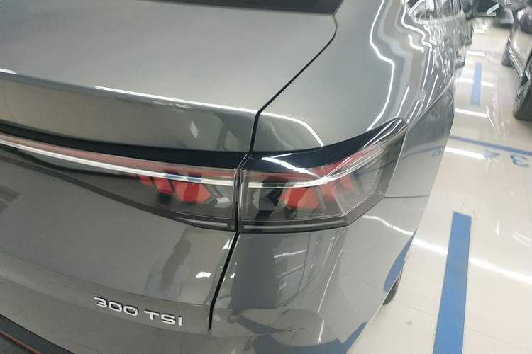 Used Volkswagen Magotan 2024 300TSI DSG Prestige Edition—A Real Eye-Catcher