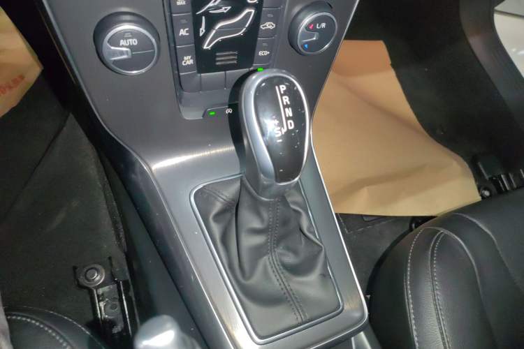 Used Volvo V40 2016 T3 Zhiyi Edition
