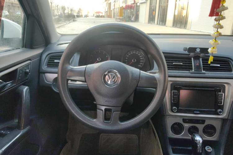 Used Volkswagen Gran Lavida 2013 1.6L Automatic Fashion Model