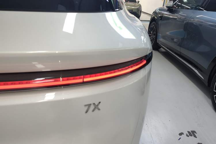 Used Zeekr 7X 2025 100 kWh Long-Range Rear-Wheel Drive with Intelligent Driving Features