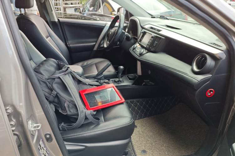 Used Toyota RAV4 2016 2.0L CVT Two-Wheel Drive Fashion Edition China V Standard
