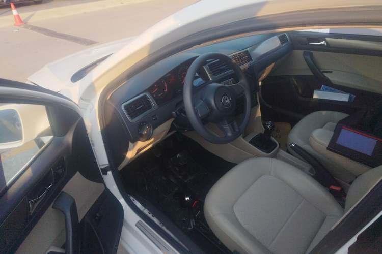 Used Volkswagen Santana 2015 1.6L Manual Comfort Edition
