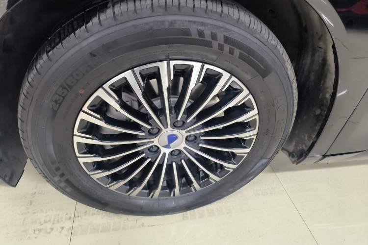 Used Denza D9 2022 DM-i 1040 Prestige Model
