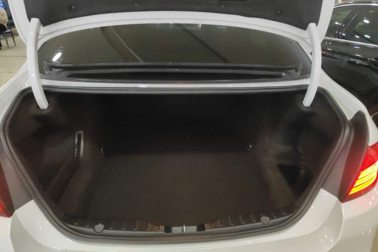 Used BMW 5 Series 2017 525Li Leading Model
