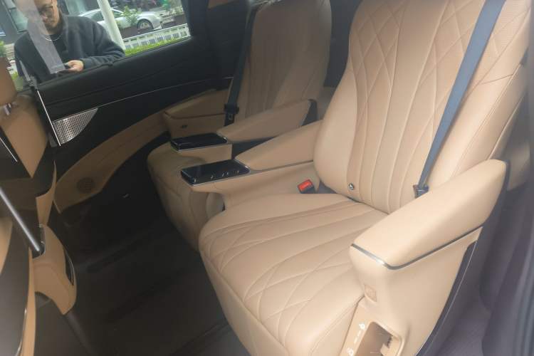 Used Denza D9 2025 DM-i Intelligent Drive 1020 Four-Wheel Drive Flagship Model