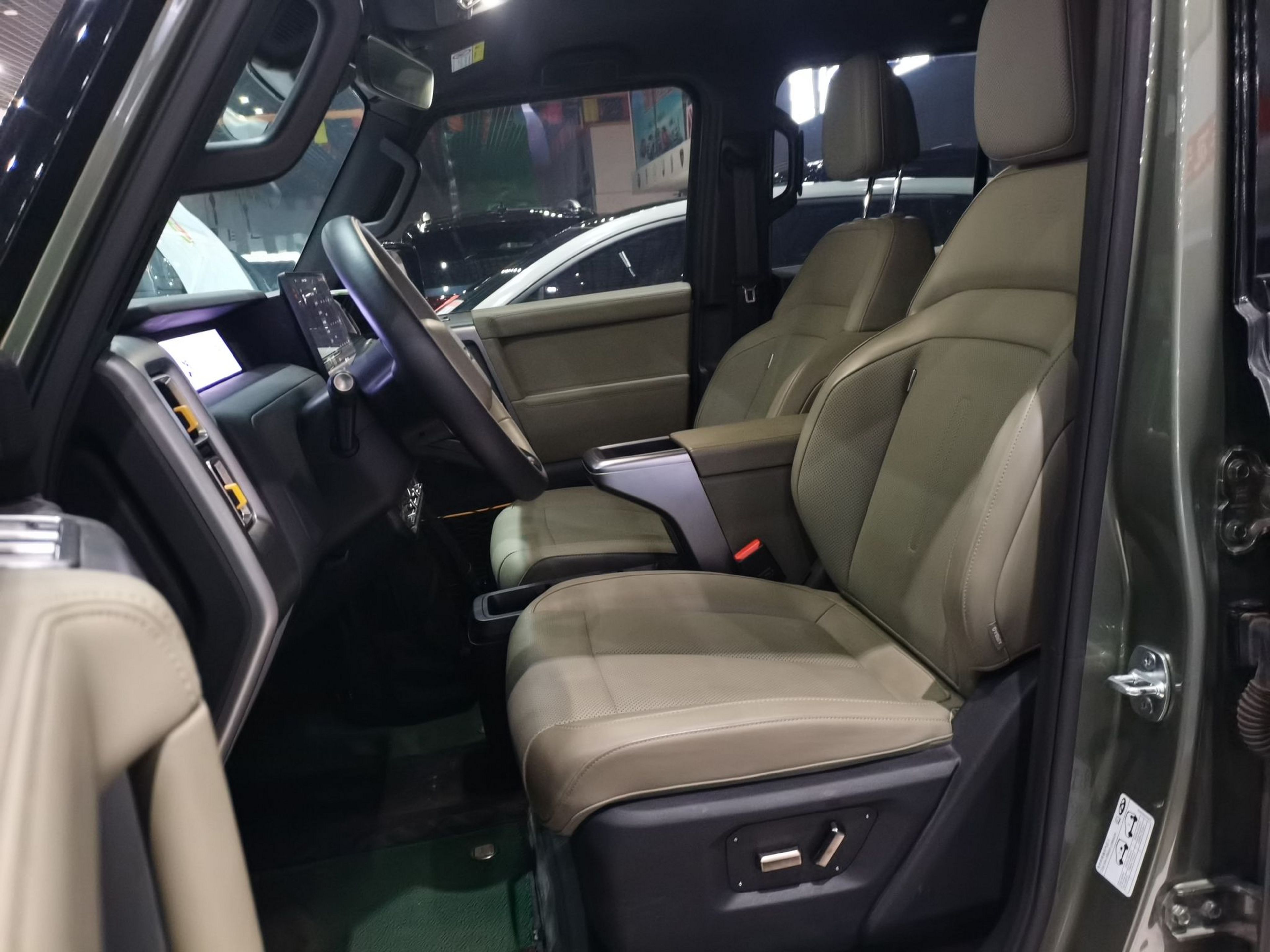 المقاعد الأمامية داخل السيارة