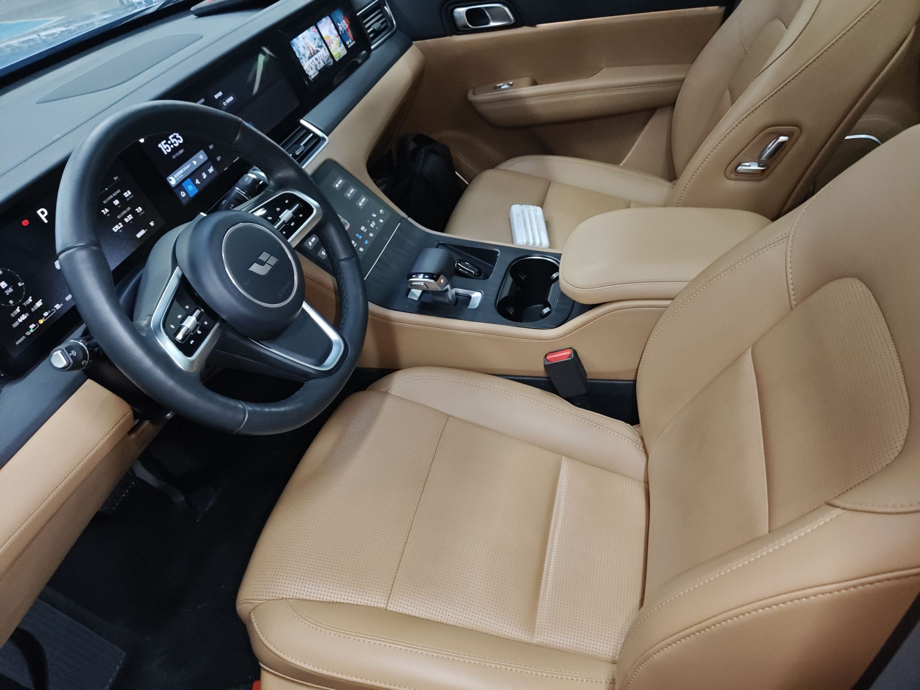 المقاعد الأمامية داخل السيارة