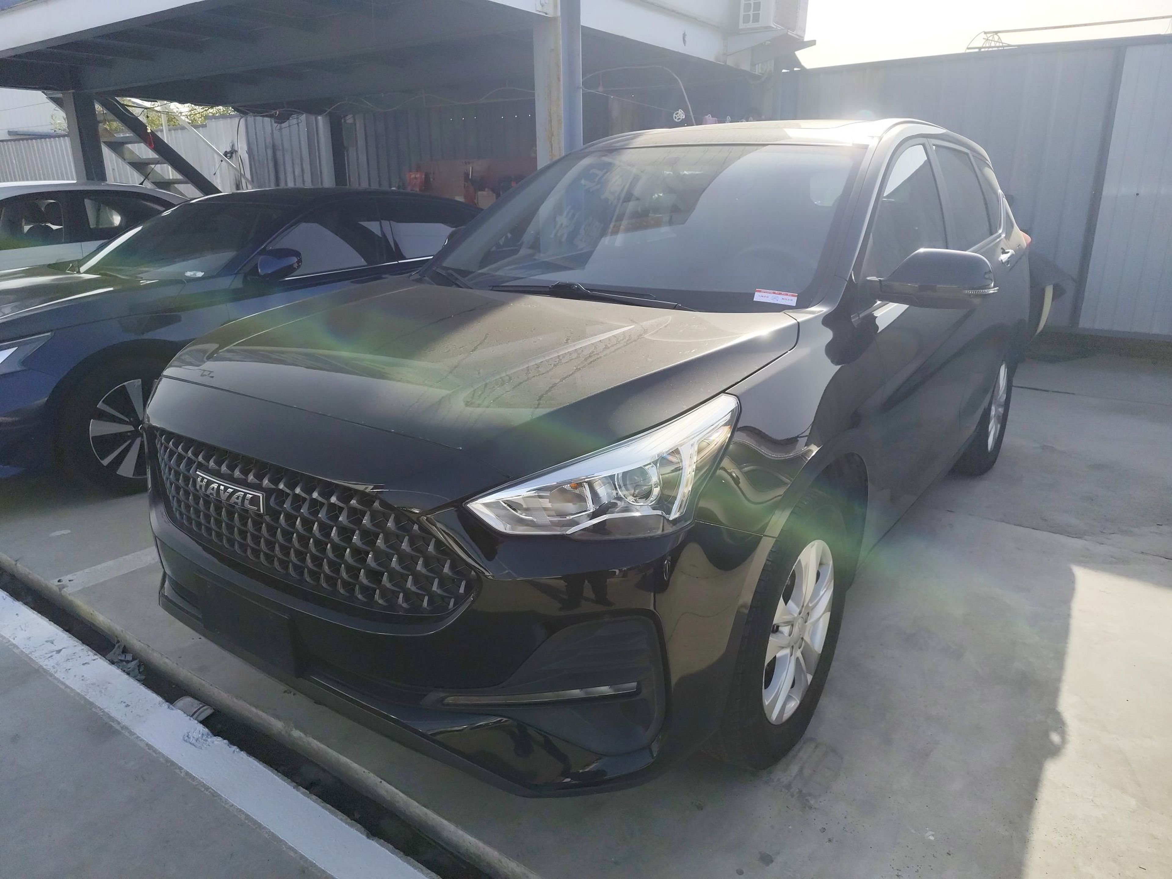 تحت مقدمة السيارة