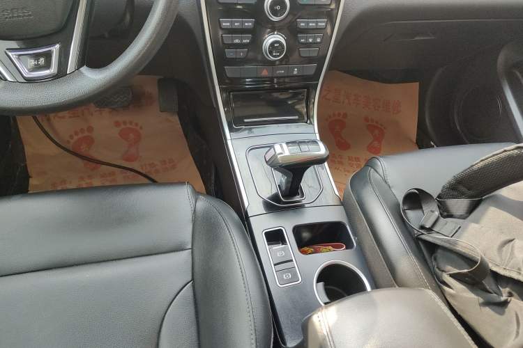 Used Haval H2 2018 Chuanxiang Edition 1.5T Dual-Clutch Two-Wheel Drive Fashion Model China V Standard