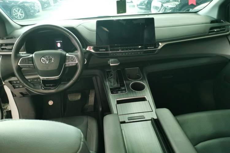 Used Toyota Sienna 2023 2.5L Hybrid Deluxe Edition
