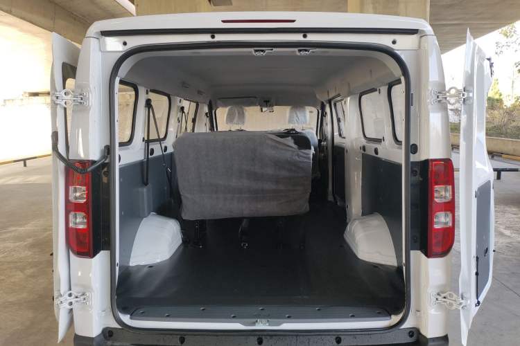 Used Wuling Yangguang 2024 300KM Comfort Version Passenger Van 75kW
