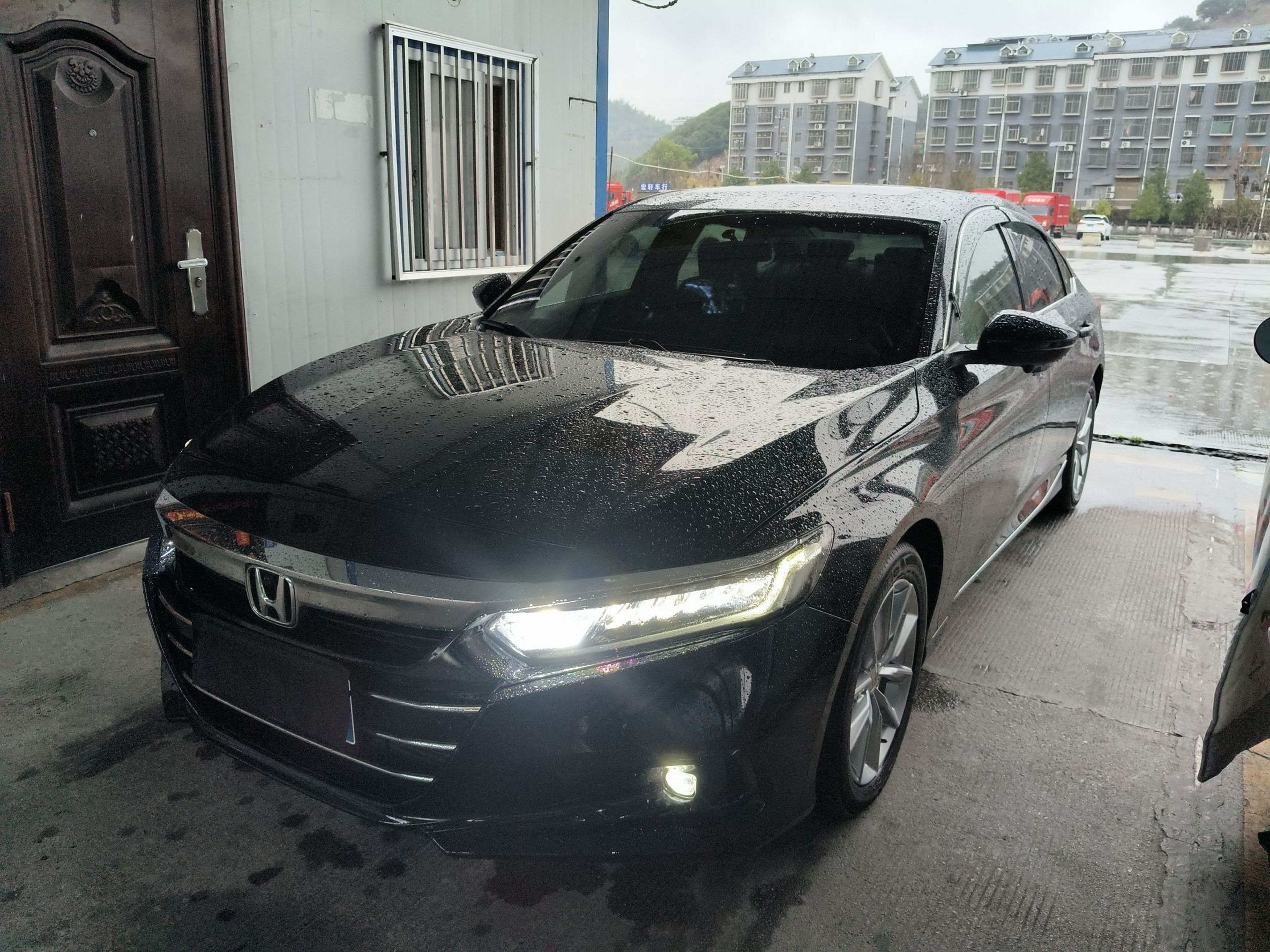 Под передней частью автомобиля