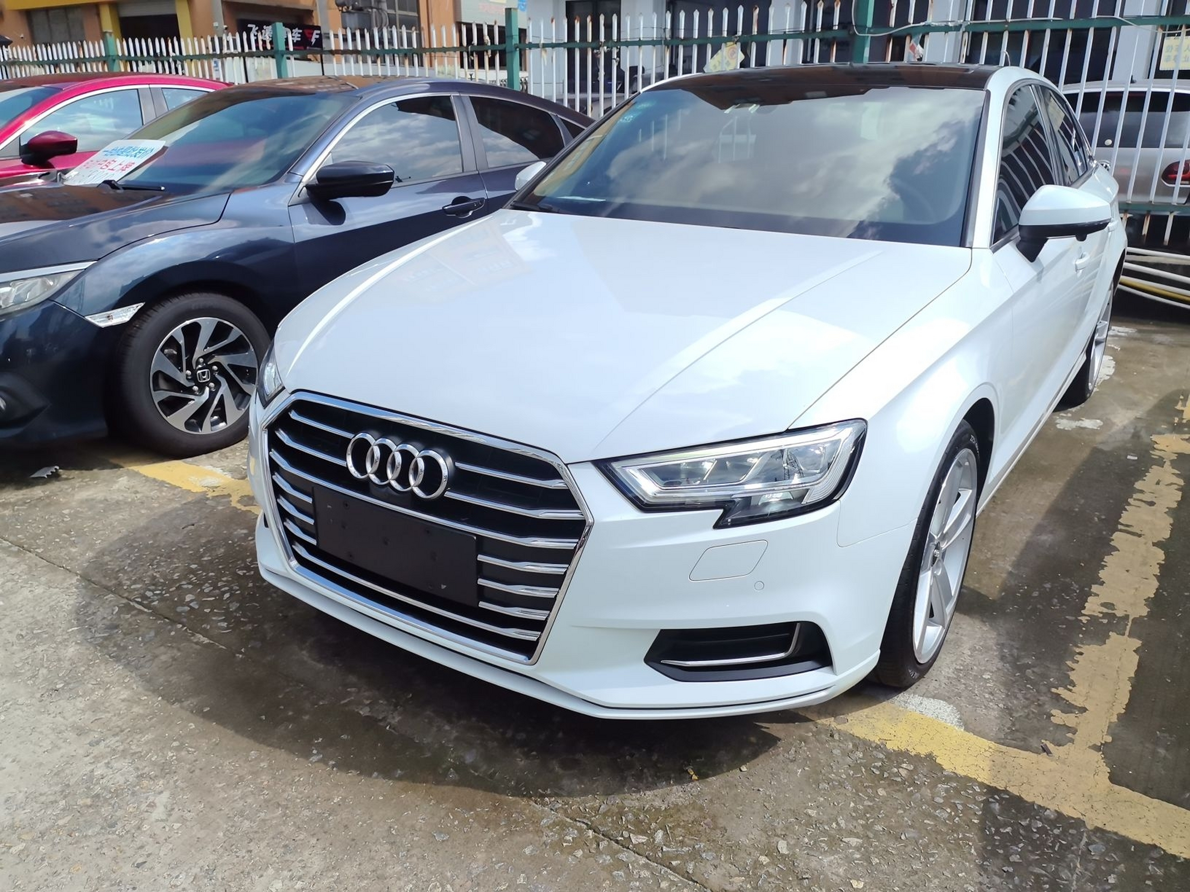 Под передней частью автомобиля