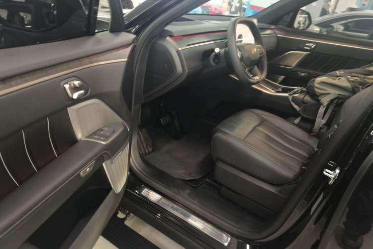 Used ONVO Luxeed L90 2025 Model—Ultra Six-Seater Version
